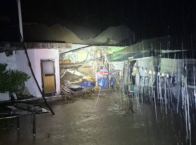 A house is flooded in Jeungpyeong County in North Chungcheong as of 2:15 a.m. on July 17. [CHUNGBUK FIRE SERVICE HEADQUARTER]