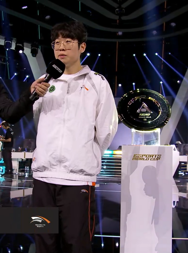 '제우스' 최우제가 16일(한국시간) 사우디아라비아 STC Arena에서 열린 EWC 리그오브레전드 그룹스테이지 B조 승자전을 이긴 후 인터뷰하고 있다. 치지직 제공