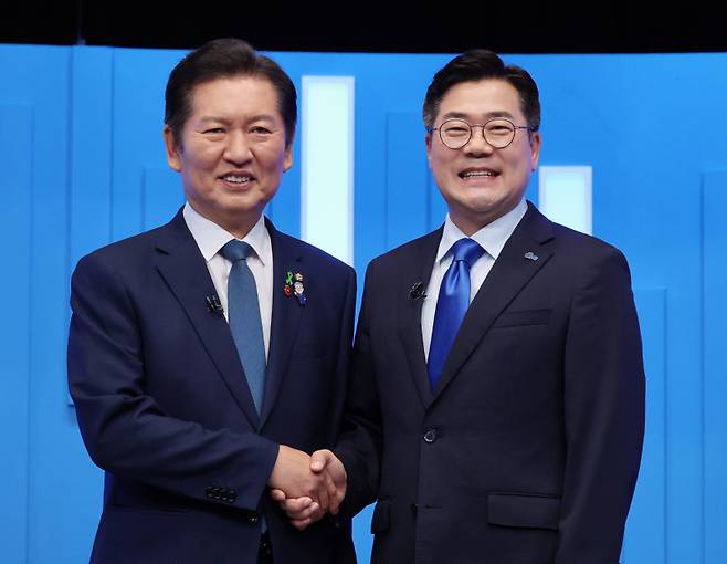 정청래(왼쪽)·박찬대 더불어민주당 당대표 후보가 16일 서울 양천구 목동 SBS에서 TV토론회에 앞서 기념촬영을 하고 있다. 연합뉴스