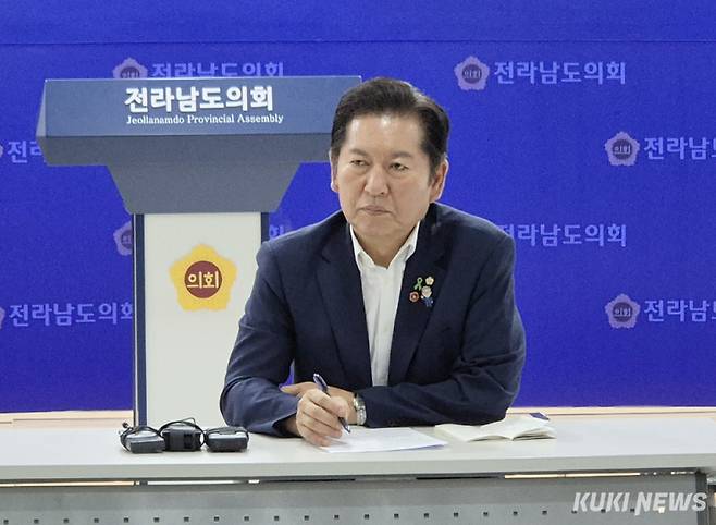 더불어민주당 대표에 출마한 정청래 후보가 제헌절인 17일, 전남을 찾아 “헌법에 5·18 정신을 반드시 담아야 한다는 호남 정신에 적극 동의한다”며 “노력하겠다”고 밝혔다. /신영삼 기자