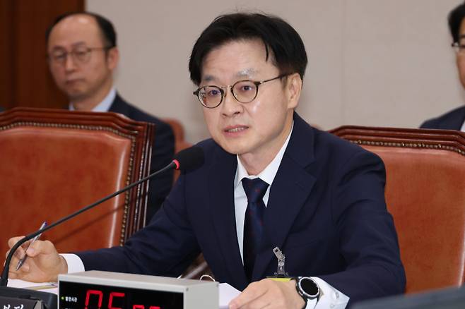 김정관 산업통상자원부 장관 후보자가 17일 서울 여의도 국회 산업통상자원중소벤처기업위원회에서 열린 인사청문회에서 의원 질의에 답하고 있다. 연합뉴스&nbsp;