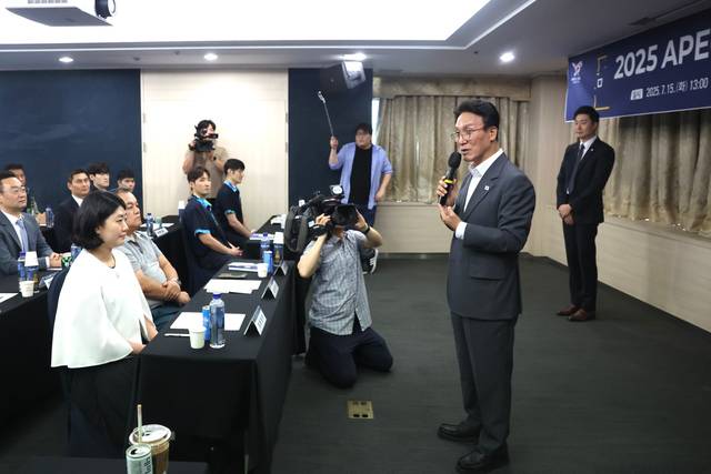 김민석 국무총리가 지난 15일 경북 경주 아시아태평양경제협력체(APEC) 정상회의 현장을 찾아 호텔 종사자들을 격려하고 있다. APEC 정상회의 준비위원장인 김 총리는 16일에도 경주 회의장 준비 상황 등을 점검했다. 연합뉴스