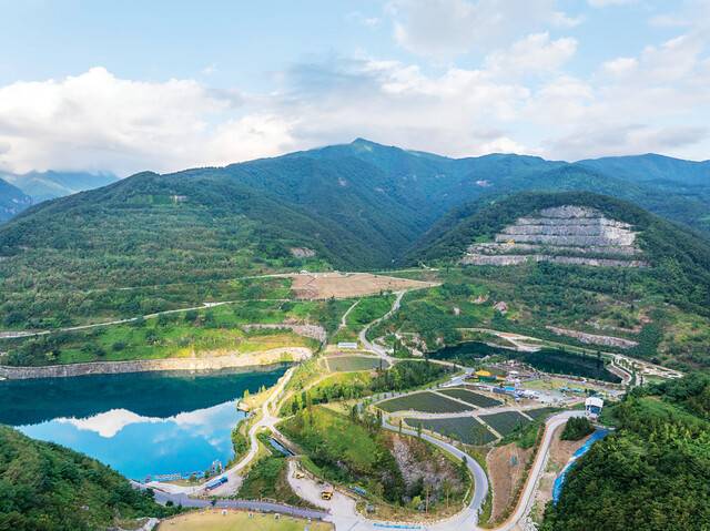 에메랄드빛 호수가 아름다운 무릉별유천지.