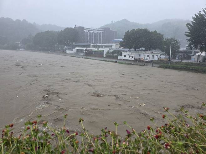 호우특보가 내린 17일 전남 담양군 향교교 인근에서 영산강이 불어나 있다. 연합뉴스