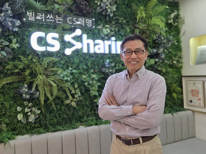 킹덤플러스 아카데미 대표 최영수 목사가 최근 자신이 사목으로 일하는 서울 강서구의 한 콜서비스(CS) 회사 앞에서 활짝 웃으며 서 있다.