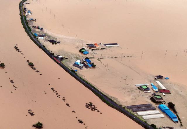폭우가 내린 17일 충남 예산군 삽교읍 일대가 물에 잠겨 있다. 원래 어디가 하천이고 뭍이었는지 구별하기 힘들 지경이다. 이날 전국적으로 물폭탄이 쏟아지면서 충남 지역을 중심으로 사망자가 발생하고 주민들이 긴급 대피하는 등 피해가 잇따랐다. 예산=최현규 기자