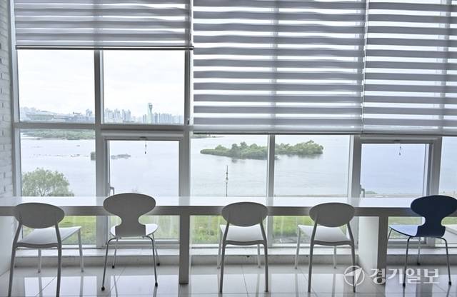 한강뮤지엄 전시를 관람후 한강을 바라보며 커피 한잔의 여유를 즐길 수 있다. 홍기웅기자