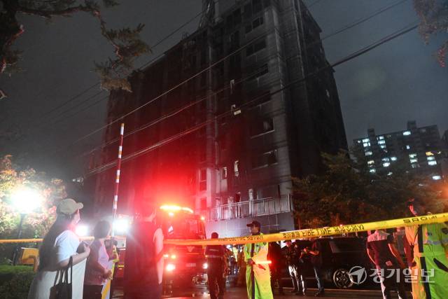 17일 오후 9시5분쯤 광명시 아파트 주차장에서 발생한 화재가 약 1시간30분 만인 오후 10시32분에 진압됐다. 소방당국은 대응 2단계를 발령하고 장비 43대와 인력 110명을 투입했다. 이 화재로 심정지 3명 등 총 32명이 다쳤으며, 소방당국은 현재 화재 원인과 피해 규모를 조사 중이다. 조주현기자