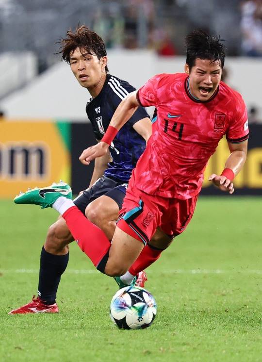 넘어지는 박승욱. 사진[연합뉴스]