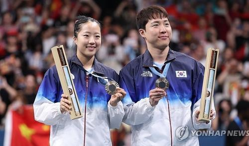 작년 파리 올림픽서 혼합복식 동메달을 합작한 신유빈(왼쪽)과 임종훈 / 사진=연합뉴스