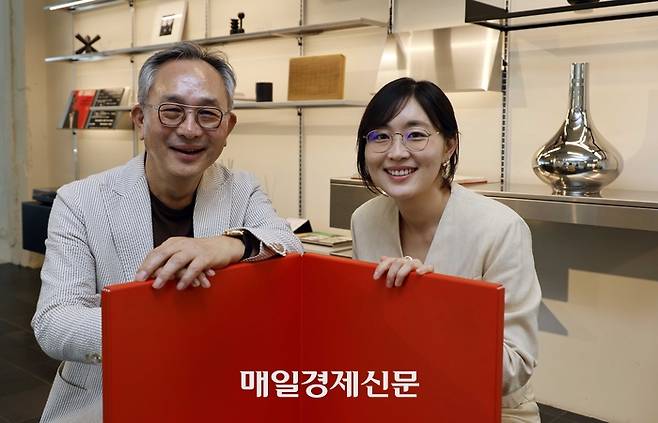 서울 청담동 레어로우 쇼룸에서 포즈를 취한 양경철 심플라인 대표와 양윤선 레어로우 대표. <김호영기자>