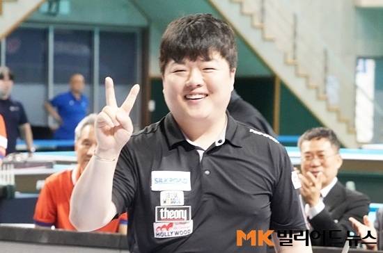 우승을 확정한 조명우가 승리의 브이(V)자를 펴보이고 있다.