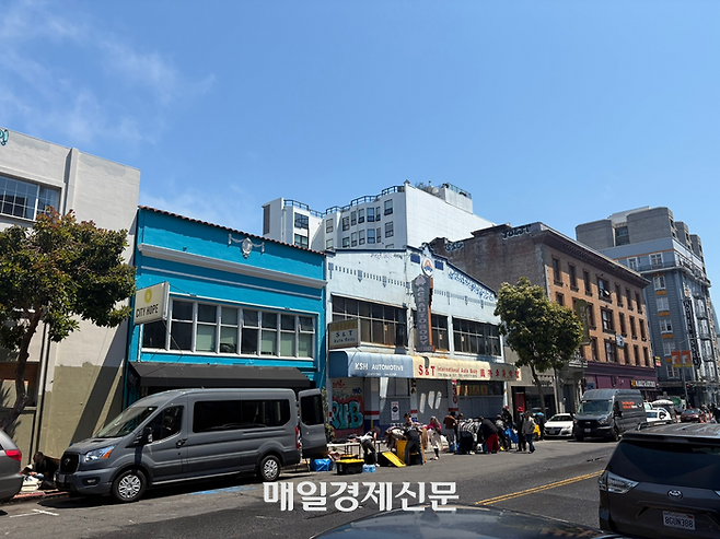 텐더로인 지구에서 노숙자를 위해 옷, 생필품을 나눠주는 모습 [사진=원호섭 기자]