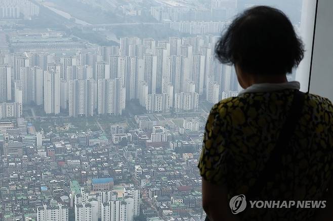 부동산 가격 상승으로 가계자산이 증가했다. 서울의 한 고층 빌딩에서 내려다본 아파트. 연합뉴스