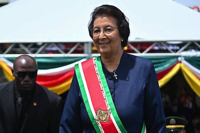 16일(현지시간) 취임한 예니퍼 헤이링스 시몬스 수리남 대통령. [AFP=연합뉴스]