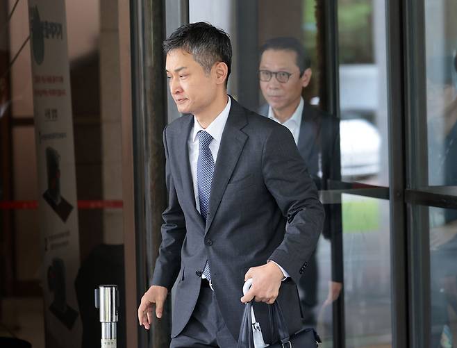 대법원이 이재용 삼성전자 회장에 대한 부당합병·회계부정 의혹에 대해 무죄를 확정한 17일 서울 서초구 대법원에서 이 회장의 변호인인 김현보 김앤장 변호사가 상고심 선고를 마치고 법정을 나서고 있다. 연합뉴스