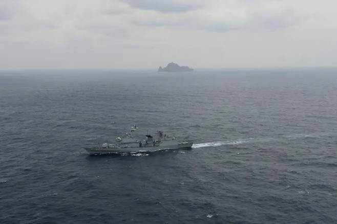 독도 인근 해상에서 실시한 독도방어훈련에서 광개토대왕함이 기동훈련을 하고 있다. [사진 = 해군]