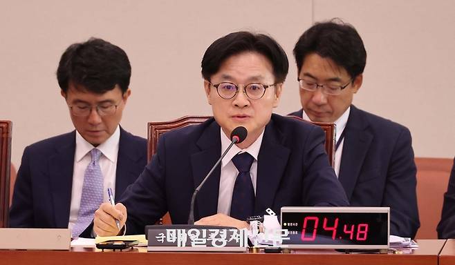 김정관 산업통상자원부 장관 후보자가 17일 오전 서울 여의도 국회 산업통상자원위원회 전체회의장에서 열린 인사청문회에서 의원 질의에 답하고 있다. [한주형 기자]