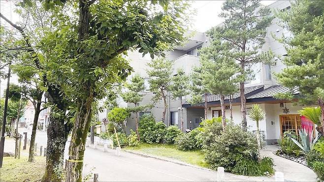 긴모쿠세이 우라야스 지점은 지바현 우라야스(浦安) 도심 한복판에 위치했다. 흔한 차단막이나 직원도 찾아볼 수 없다. 모르는 사람이 보면 예쁜 카페가 떠오르는 풍경이다. (최창원 기자)