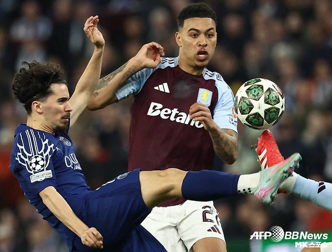 첼시가 로저스를 품으려는 데는 두 가지 이유가 있다. 첫 번째는 공격력 강화다. 로저스는 기록에서 알 수 있듯이 EPL 정상급 공격 자원으로 성장 중이다. 로저스가 2선 모든 포지션을 소화할 수 있다는 점도 첼시의 마음을 사로잡고 있다. 두 번째는 첼시의 상황이다. 첼시는 UEFA 재정 규정 위반으로 벌금과 제재를 받았다. UEFA는 “수익과 지출의 균형을 맞추지 않으면 새 영입 선수를 등록할 수 없다”고 엄포를 놓았다.  첼시는 이제 정리에 들어가야 한다. 내칠 선수는 내쳐야 한다는 뜻이다. 첼시는 동시에 잠재력이 큰 선수를 데려오길 원한다. 대표적인 선수가 로저스다. 사진=AFPBBNews=News1