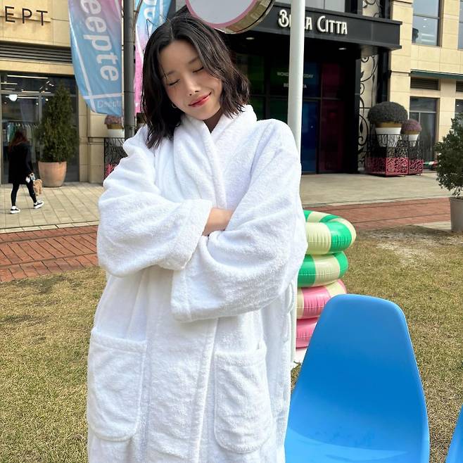 '워터밤 여신' 권은비가 광고 촬영 현장에서 찍은 비하인드 사진을 공개했다. /사진=인스타그램 갈무리