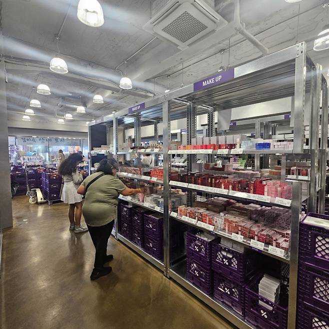 오프뷰티 광장시장점에서 제품을 구경중인 고객들의 모습/사진=조한송 기자