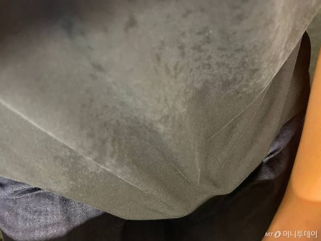 마포구에서 용산구로 출근하는 직장인 임모씨(28)가 버스에서 내려 50m쯤 걸은 뒤 옷이 젖은 모습. /사진=독자 제공