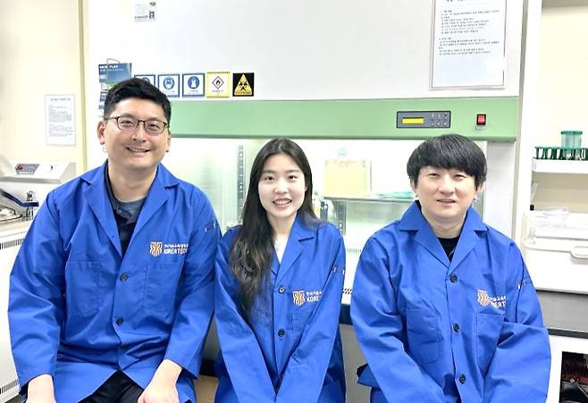 박수민 한기대 화학생명공학과 교수, 이유진 박사과정, 김태용 교수.(왼쪽부터)/사진제공=한기대