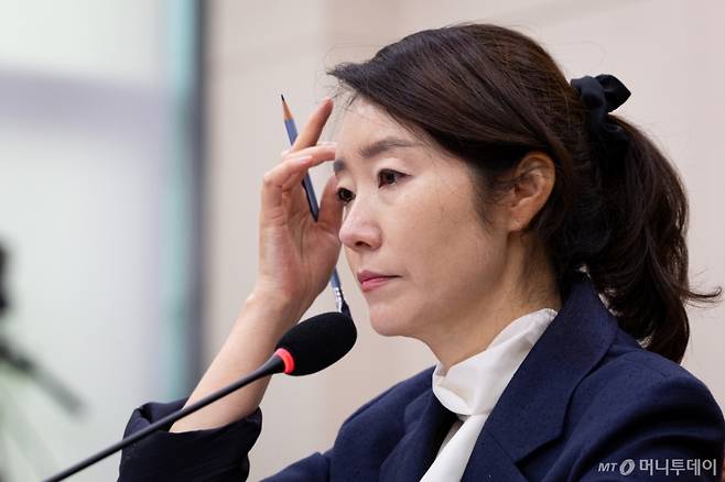 (서울=뉴스1) 유승관 기자 = 강선우 여성가족부 장관 후보자가 14일 서울 여의도 국회에서 열린 인사청문회에 출석해 의원 질의를 경청하며 머리카락을 쓸어 넘기고 있다. 2025.7.14/뉴스1 Copyright (C) 뉴스1. All rights reserved. 무단 전재 및 재배포, AI학습 이용 금지. /사진=(서울=뉴스1) 유승관 기자