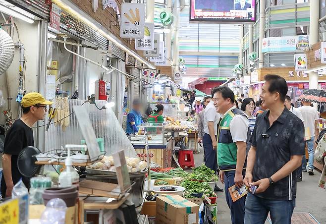 임병택 시흥시장이 삼미시장에서 상인들과 대화를 나누는 모습./사진제공=시흥시