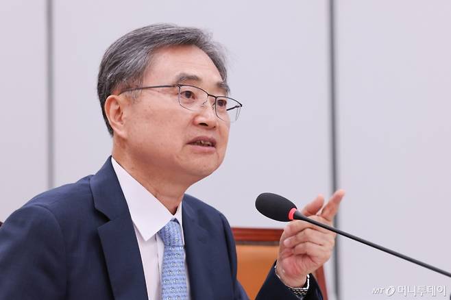 조현 외교부 장관 후보가 17일 서울 여의도 국회 외교통일위원회에서 열린 인사청문회에서 의원 질의에 답하고 있다. / 사진=뉴스1