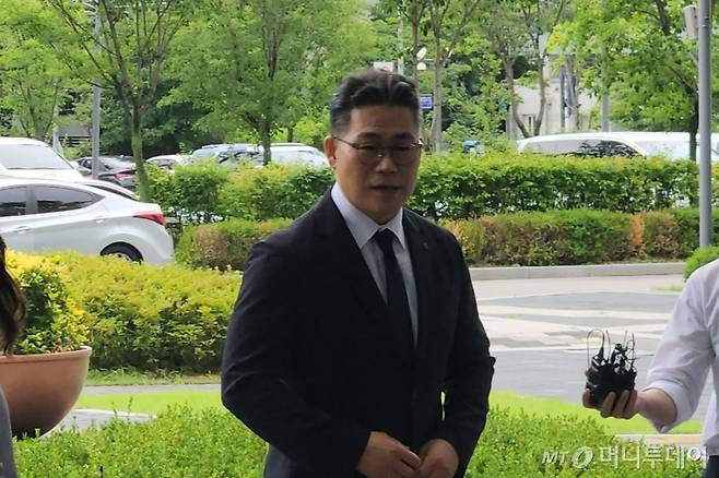 백해룡 전 영등포경찰서 형사과장(경정)이 17일 오후 서울동부지검에 도착해 취재진 질문에 답하고 있다. /사진=김미루 기자.