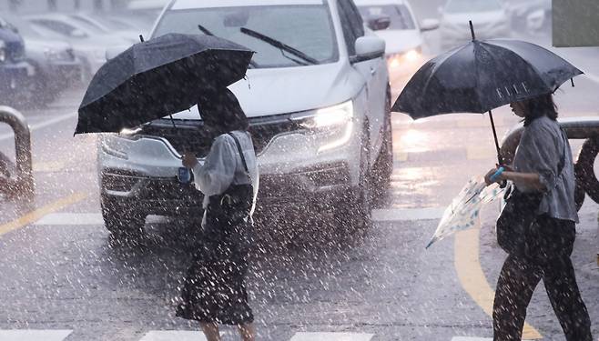 17일 밤사이 물폭탄이 쏟아지면서 목이 긴 레인부츠(장화)를 꺼내 신은 직장인들이 부쩍 눈에 많이 띈다. 레인부츠는 불과 몇 해 전까지 비 오는 날에도 낯선 아이템이었지만, 최근 다양한 색상과 디자인을 앞세워 2030세대를 중심으로 인기를 끌고 있다. /사진=뉴스1