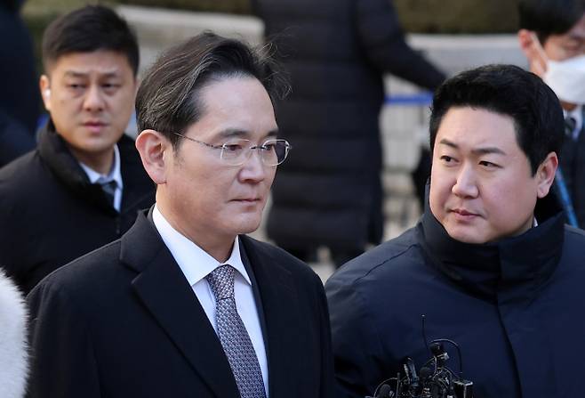 이재용 삼성전자 회장이 지난 2월3일 오후 서울 서초구 서울고등법원에서 열린 '경영권 불법 승계' 의혹 자본시장과금융투자업에관한법률위반등 항소심 선고공판에서 무죄를 선고받은 후 법정을 나서고 있다. / 사진=뉴스1 오대일 기자 /사진=(서울=뉴스1) 오대일 기자