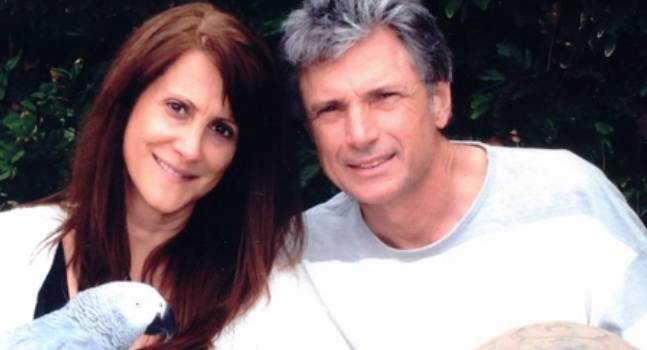 미국 인기 오디션 프로그램 '아메리칸 아이돌' 로빈 케이(70) 음악감독이 남편과 자택에서 괴한이 쏜 총에 맞아 숨진 채 발견됐다. 사진은 케이(왼쪽)와 남편 토마스 델루카(70)의 모습. /사진=CNN 화면 캡처