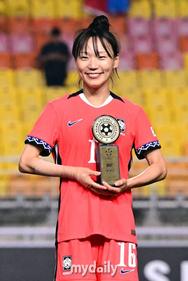 2025년 7월 16일 오후 경기도 수원월드컵경기장에서 2025 동아시아축구연맹(EAFF) E-1 챔피언십(동아시안컵) 여자부 3차전, 대한민국과 대만의 경기가 열렸다. 대한민국이 2-0으로 승리하며 2005년 초대 대회 우승 이후 20년 만에 동아시안컵 정상에 오른 뒤 장슬기가 MVP를 수상하고 있다.