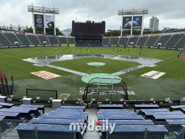 방수포가 설치돼 있는 잠실구장./잠실 = 박승환 기자