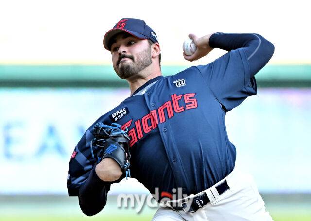 14일 오후 인천 문학동 SSG랜더스필드에서 진행된 '2025 프로야구 KBO리그' SSG랜더스와 롯데자이언츠의 경기. 롯데 감보아가 선발등판해 역투하고 있다./마이데일리