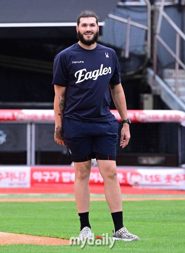 2025년 7월 17일 오후 경기도 수원 KT위즈파크에서 열린 '2025 신한 SOL뱅크 KBO 리그' 한화 이글스와 KT 위즈의 경기. 한화 선발투수 폰세가 KT 선수들을 보고 미소짓고 있다./수원 = 유진형 기자