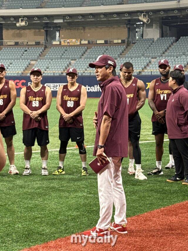 1군 선수단과 미팅을 하고 있는 키움 히어로즈 설종진 감독 대행./고척 = 박승환 기자