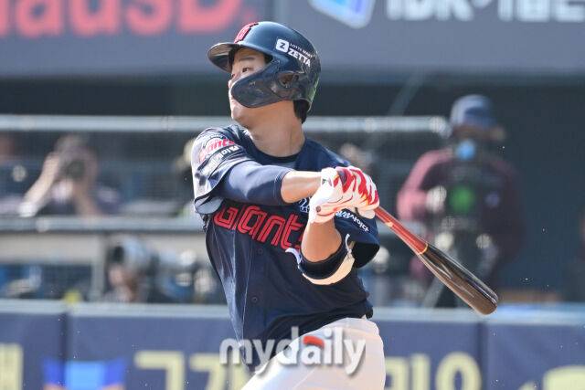 22일 서울 잠실야구장에서 열린 '2025 신한 SOL BANK KBO리그' 롯데 자이언츠와 LG 트윈스 개막전 경기. 롯데 손호영 6회초 1사 1루에 타격을 하고 있다./마이데일리