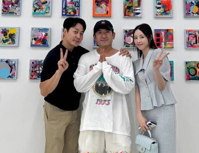 이민우가 그림 전시회를 열고 있다. / 이은주 소셜미디어