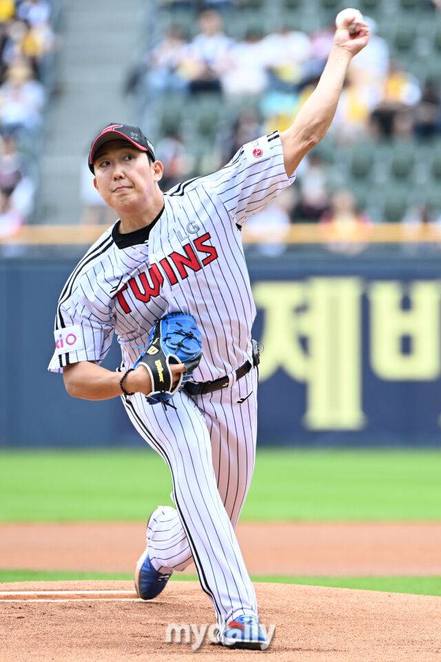 17일 서울 잠실야구장에서 열린 '2025 신한 SOL BANK KBO리그' KT 위즈와 LG 트윈스 더블헤더 1차전 경기. LG 선발 손주영이 힘차게 투구하고 있다./마이데일리