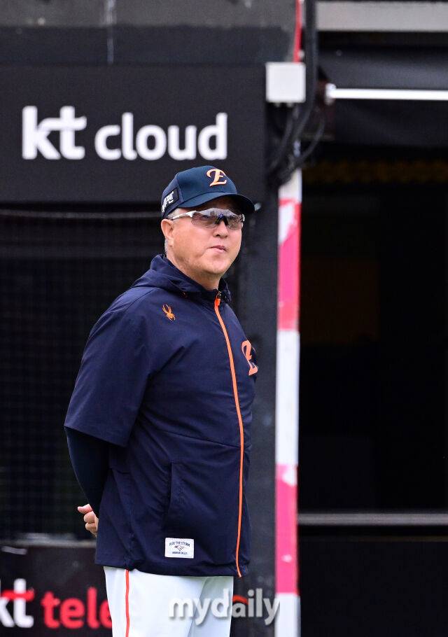 2025년 7월 17일 오후 경기도 수원 KT위즈파크에서 열린 '2025 신한 SOL뱅크 KBO 리그' 한화 이글스와 KT 위즈의 경기. 한화 김경문 감독이 날씨를 확인하고 있다./수원 = 유진형 기자