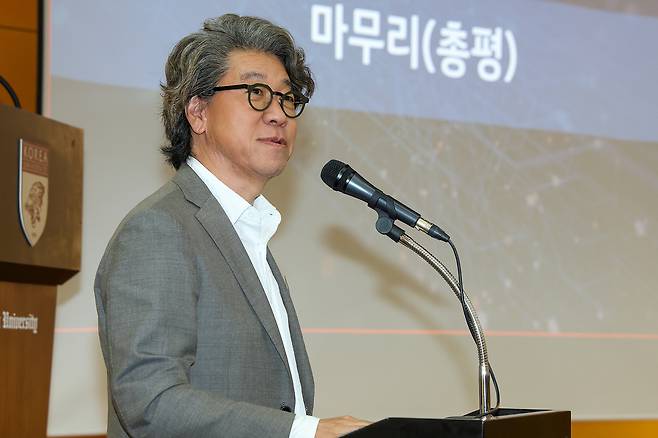 오승필 KT 기술혁신부문 부사장이 17일 서울 고려대학교 백주년기념삼성관에서 고려대와의 공동 연구 성과에 대해 총평 하는 모습. [KT 제공]