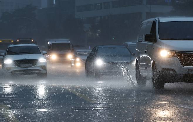 돌풍과 천둥·번개를 동반한 강한 비가 내리는 17일 서울 마포구 도로에서 차량이 서행하고 있다. [연합]