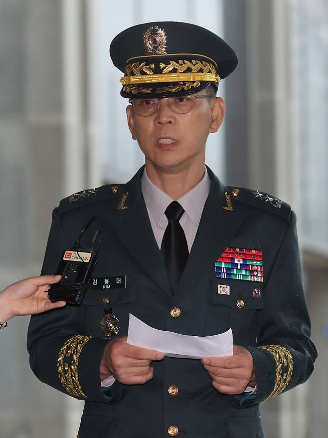 김용대 드론작전사령관이 17일 내란특검 사무실이 마련된 서울 서초구 서울고검에 조사를 받기 위해 출석하며 미리 준비한 글을 읽고 있다. [연합뉴스]