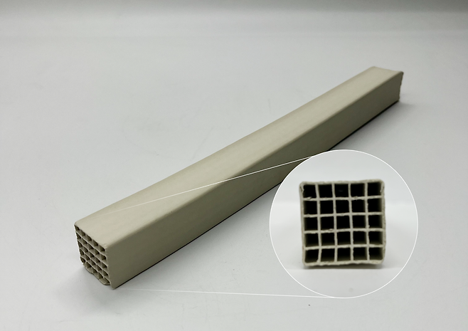 실제 산업 현장에서 쓸 수 있는 덩어리 형태로 만들어진 촉매와 단면 구조.[UNIST 제공]