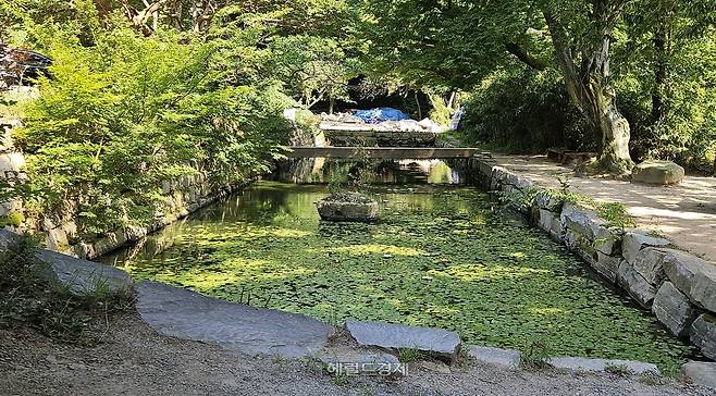 개심사 앞 연못