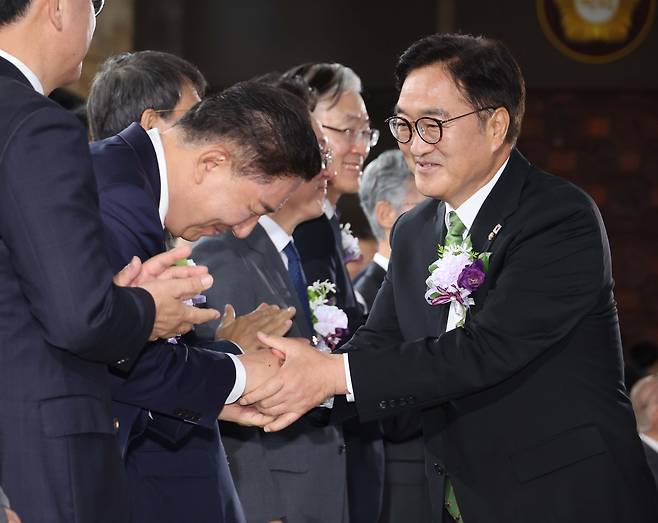 우원식 국회의장이 17일 서울 여의도 국회에서 열린 제77주년 제헌절 기념식에 입장하며 김병기 더불어민주당 당대표 직무대행 겸 원내대표와 악수하고 있다. 이상섭 기자